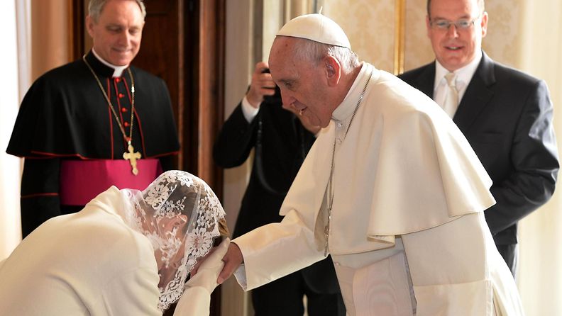 Charlene suutelee paavin kättä