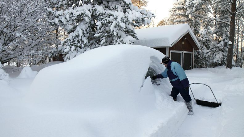 Lauri Hakosalo kaivoi autoaan esiin paksun lumikinoksen alta Merikarvialla Satakunnassa 9. tammikuuta 2016.