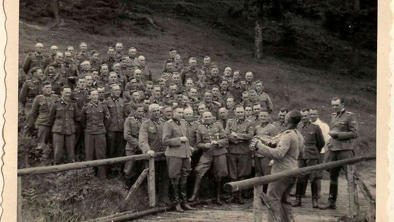 Yhdysvalloissa holokaustimuseossa on esillä päiväämätön valokuva, joka on peräisin SS-sotilas Karl Höckerin albumista. Näyttelyssä on esillä kuvia, joissa SS-upseerit viettävät vapaa-aikaansa Auschwitz-Birkenaun keskitysleirillä touko-joulukuussa 1944. Kuvassa Josef Mengele edessä oikealla.