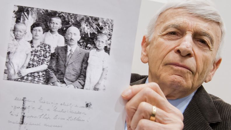Auschwitzista selvinnyt Max Eisen näyttää perheensä valokuvaa, joka on otettu 1940-luvulla. 