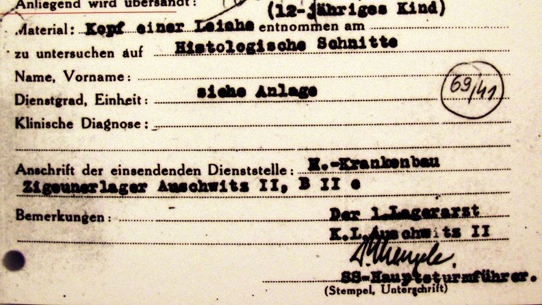 Mengelen allekirjoittama dokumentti, joka on nähtävissä Budapestissa sijaitsevassa museossa.