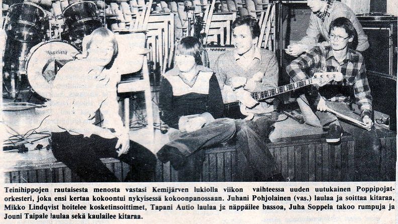Eka keikka kemijärven lukiolla 1977. Juha oik. kapulat kourassa. Kuva: Juha Soppelan kotialbumista