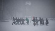 Miehet pelaavat palloa Brooklynissa lumisateessa. Photographer: JOHN TAGGART.