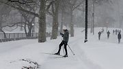 Mies hiihtää Central Parkissa Photographer: PETER FOLEY.