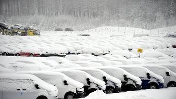 Lumisia autoja S.E.Mäkisen autologistiikkakeskuksessa Klaukkalassa 21. joulukuuta 2009. (1)