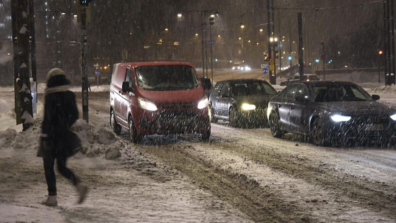 Liikennettä lumisateisessa Helsingissä 26. tammikuuta 2016.