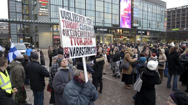 Rajat kiinni -tapahtuman mielenosoittajia Helsingin Narinkkatorilla