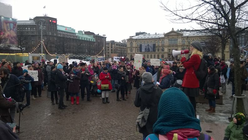 Mielenosoitus, rasismi, Helsinki, Rautatientori