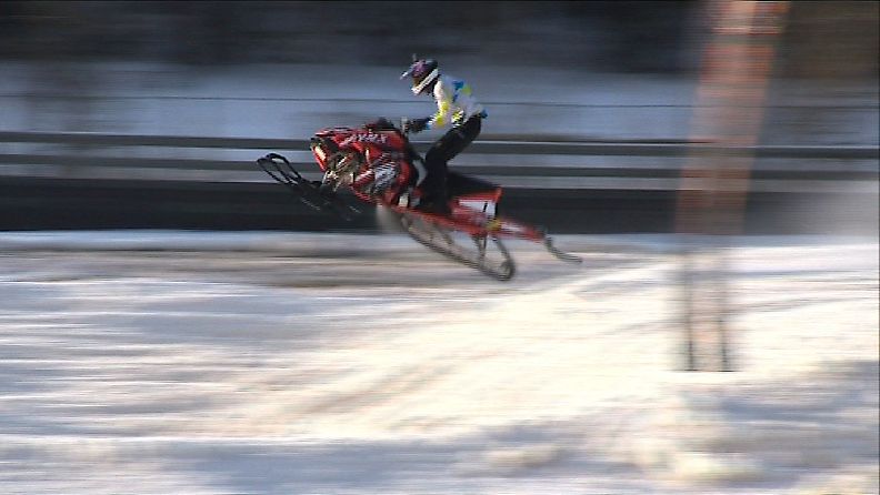 Aki Pihlaja lentää moottorikelkallaan korkealle Snowcross-kisoissa Alahärmässä. 