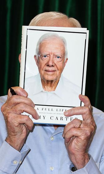 Jimmy Carter signeeraa kirjaansa