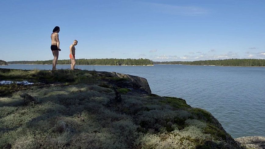 Kuvat: Lauri Tähkä esittelee piilopirttinsä – erikoinen sauna kruunaa mökin  