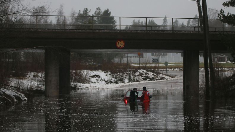 Auto joutui tielle tulvineen veden valtaan Kotkassa Juurikorventiellä 11. helmikuuta 2016. Kuva: Sasu Mäkinen