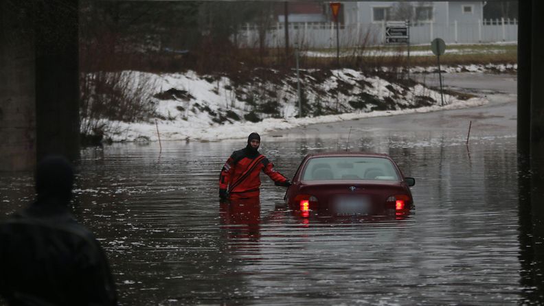 Auto joutui tielle tulvineen veden valtaan Kotkassa Juurikorventiellä 11. helmikuuta 2016. Kuva: Sasu Mäkinen
