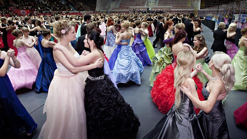 Helsingin lukioiden perinteiset Vanhojen tanssit tanssittiin  vanhassa jäähallissa perjantaina 14. helmikuuta 2014. 