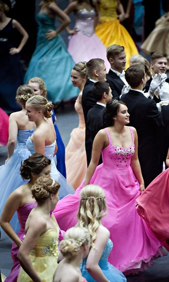 Helsingin lukioiden perinteiset Vanhojen tanssit tanssittiin vanhassa jäähallissa perjantaina 14. helmikuuta 2014. 