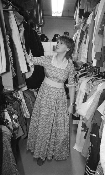 Lukiolaisia MTV: n puvustossa lainaamassa vanhojen päivän vaatteita vuonna 1986.