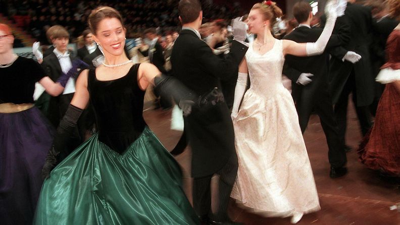 Vanhojen tanssit jäähallissa 1999.