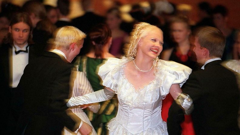 Abiturienttien lähdettyä preppaamaan itsensä ylioppilaskirjoituksiin, ovat lukion toisluokkalaiset koulunsa 'vanhimpia'. Perinteisiin kuuluvat ns vanhojen tanssit, joita kuvassa tanssitaan Suutarilan lukiossa Pohjois-Helsingissä torstai-iltana 2000.