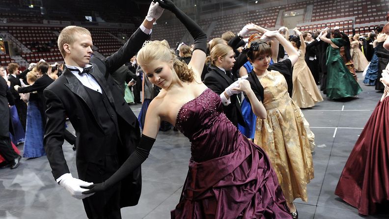 Yhdeksän helsinkiläislukion toisluokkalaiset harjoittelivat vanhojen päivän tansseja Helsingin jäähallissa 19. helmikuuta 2010.