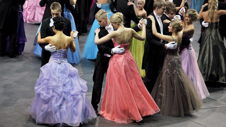 Yli 500 lukion toisen vuoden opiskelijaa Helsingistä tanssi Vanhojenpäivänä 17. helmikuuta 2012 Helsingin Jäähallissa.