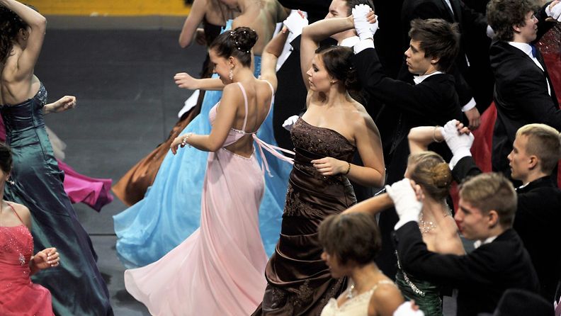 Yli 500 lukion toisen vuoden opiskelijaa Helsingistä tanssi Vanhojenpäivänä 17. helmikuuta 2012 Helsingin Jäähallissa.