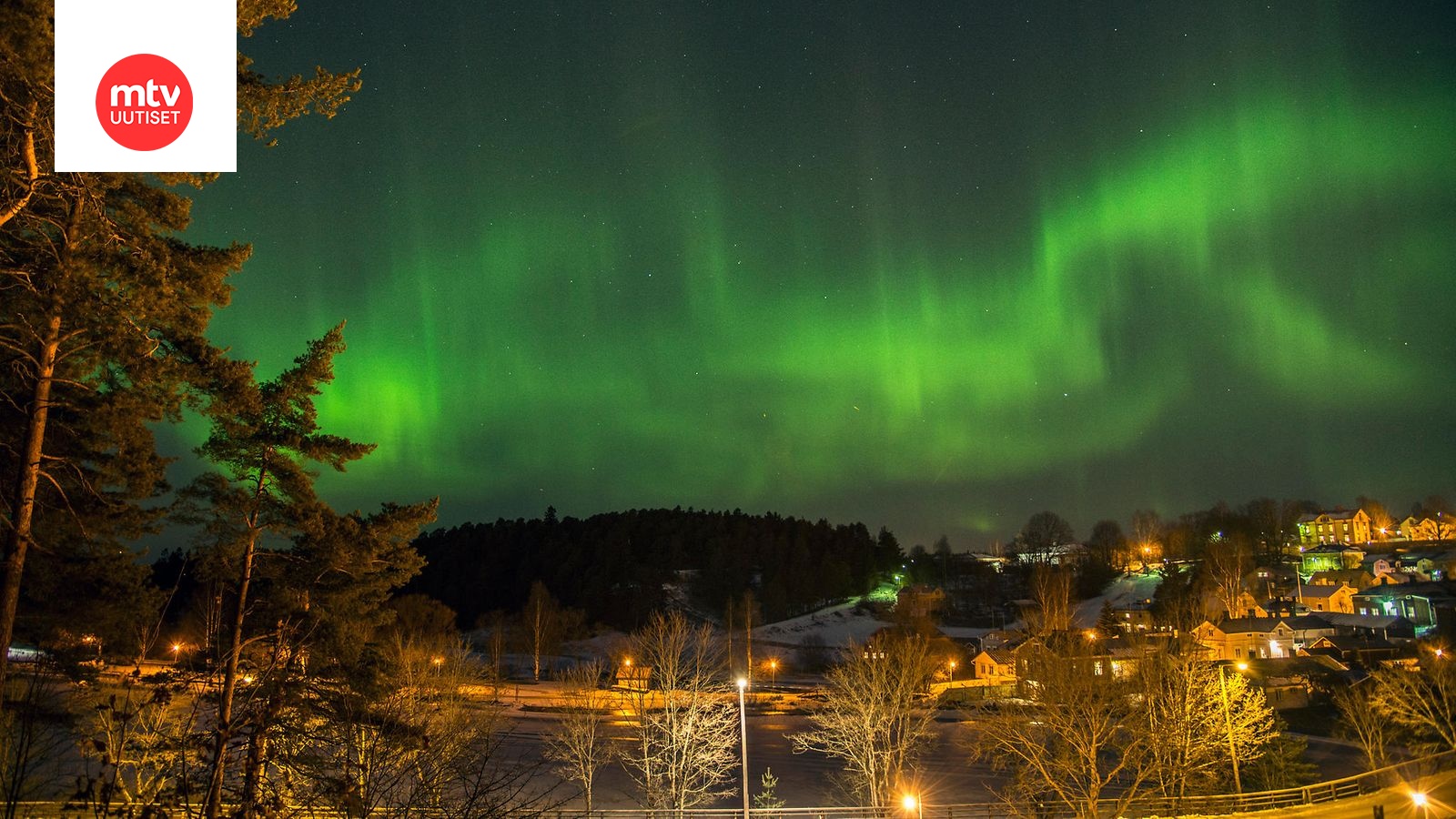 Lukijoiden upeat kuvat: Revontulet loimusivat etelässä asti 