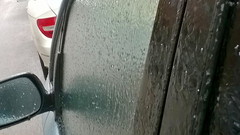 Sää alijäähtynyttä vettä auton ikkunoissa