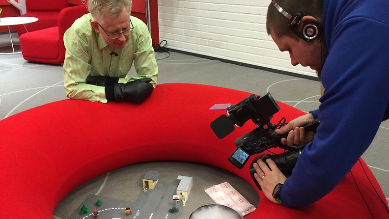 MTV Uutisten meteorologi Pekka Pouta teki inversion hiilihappojäällä Lego-kaupunkiin.