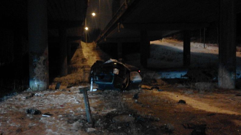 Auto suistui katolleen sillalta Tampereella.