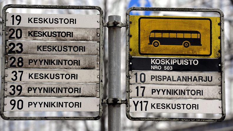 Bussipysäkki Tampereen Koskipuistossa, 19.huhtikuuta 2013.