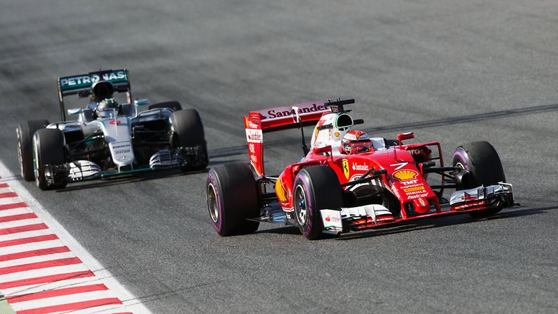 Nico Rosberg perässään Sebastian Vettel 