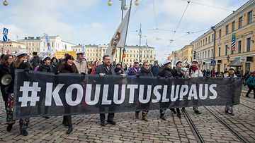 Opiskelijat osoittivat mieltään opintotukien leikkaamista vastaan Helsingissä maaliskuussa 2016.