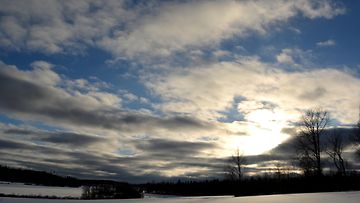 Aurinko paistoi pilvien läpi myös Nurmeksen Saramossa. Kuva: Maija Savolainen