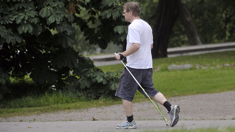 Kuntoilu liikunta seniori mies sauvakävely käveleminen sauvakävelijä helsinki töölönlahti kesä helle