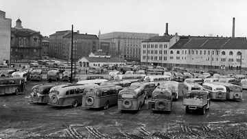 Linja-autot odottavat pääsiäisloman viettoon lähtijöitä Helsingin linja-autoasemalla 2. huhtikuuta 1953.