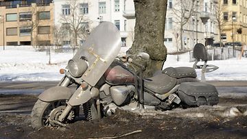 Sään lämpeneminen ja lumien sulaminen toi näkyviin Helsingin Merisatamanrannassa talvehtineen moottoripyörän pääsiäisen tienoilla 25. maaliskuuta 2013.