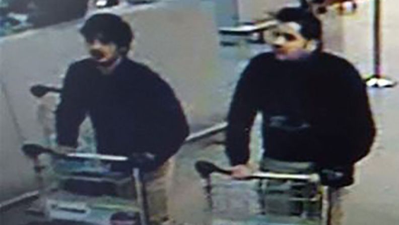 Kaksi Brysselin lentokentälle iskenyttä itsemurhapommittajaa on tunnistettu veljeksiksi.