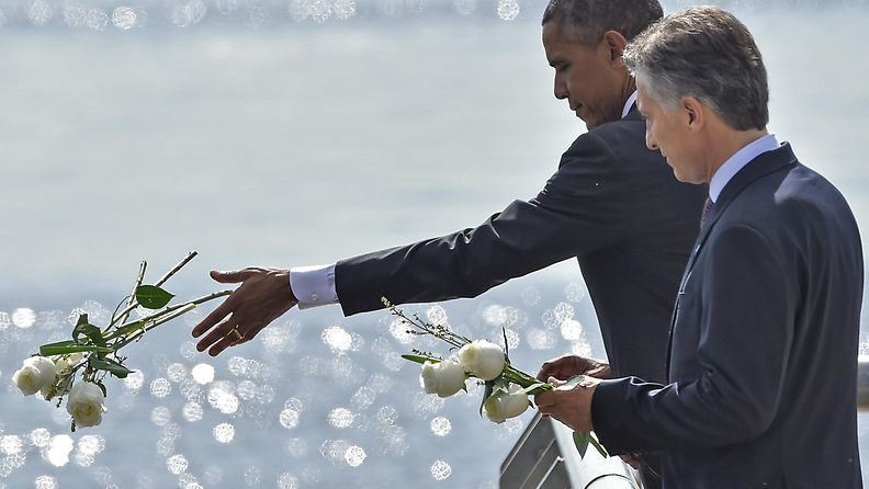 Obama Argentiinassa kukkia heittelemässä
