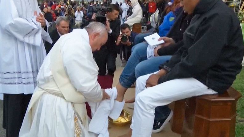 Paavi pesi pakolaisten jalat kiirastorstai