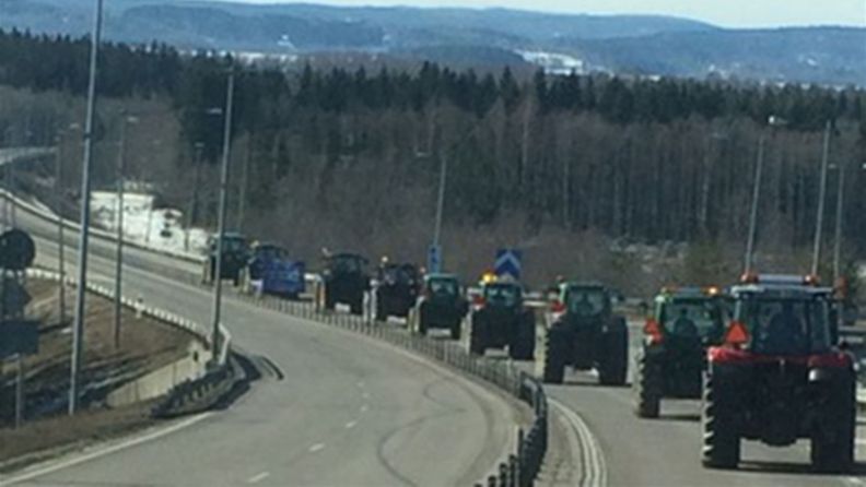 ruotsi traktori jono marssi