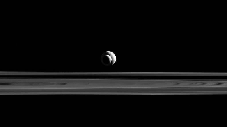 Saturnuksen renkaat, kuvassa näkyvät Enceladus- and Tethys -kuut, NASA/JPL-Caltech/Space Science Institute