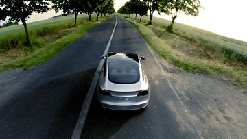 Tesla Model 3 takaa ylhäältä.