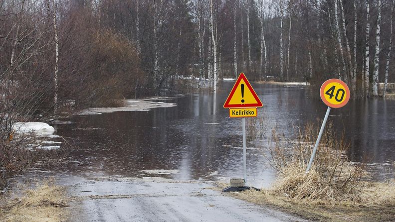 Tulvaveden peittämä Seurasentie Kiimingin Alakylässä 23. huhtikuuta 2013.