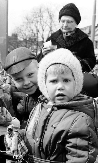 Lapsia pääsiäisen aikaan Helsingin Kauppatorilla 1965.