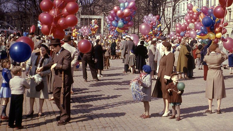  Ihmisiä viettämässä vapunpäivää Kauppatorilla 1. toukokuuta 1962. 