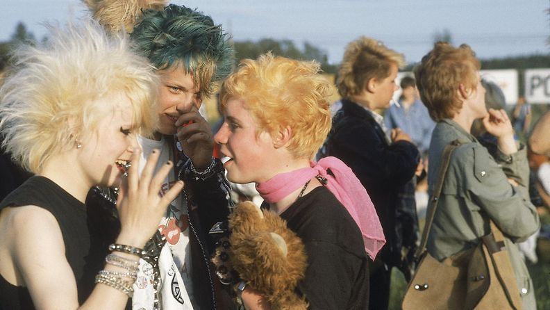 Punkkarityttöjä Sun Rockissa Forssassa kesäkuussa 1983. 
