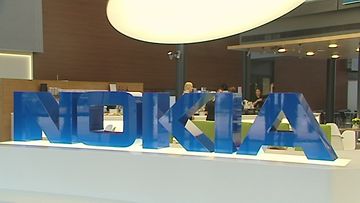 Nokia-logo ja ihmisia