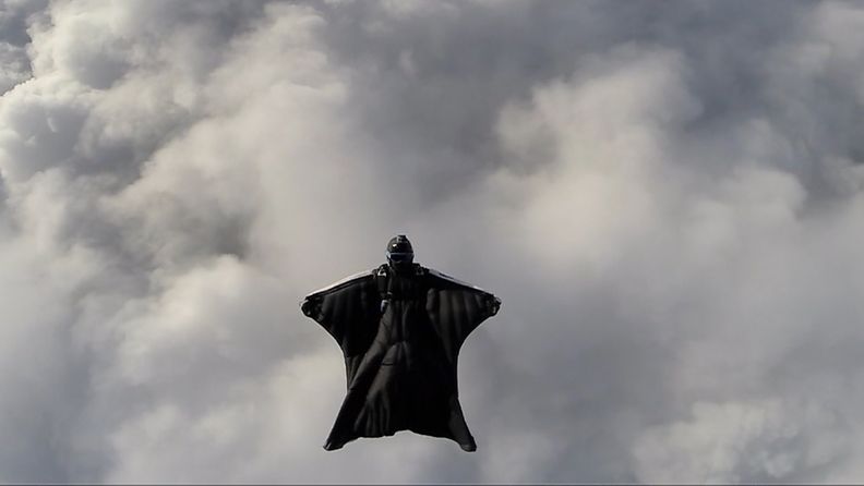 Saku Lehtinen lentämässä Alavuden taivaalla wingsuitilla. Kuvan on ottanut Jämijärven onnettomuudesta niinikään pelastautunut Marko Mäkelä
