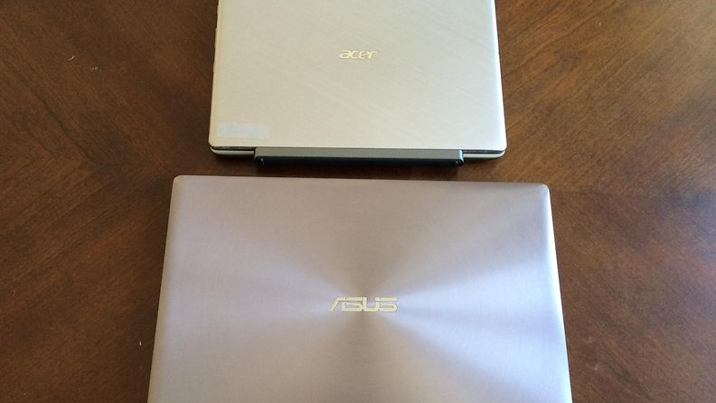 Asuksen Zenbook UX303U Ultrabook kannettava (alapuolella) ja Acer Aspire Switch 10V, kannettava tietokone