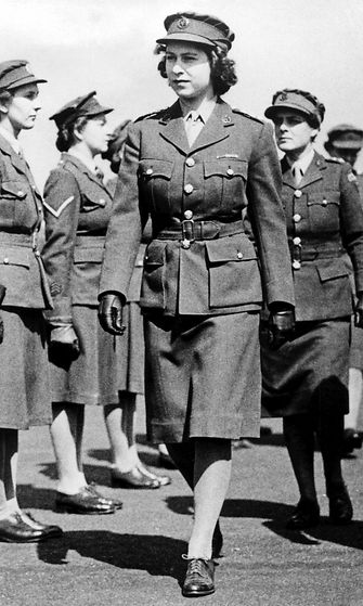Kuningatar Elisabeth II vuonna 1945 armeijassa